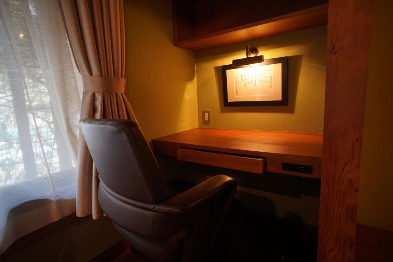 Arima Onsen Tocen Goshobo Hotell Kobe Exteriör bild A picture light above a desk