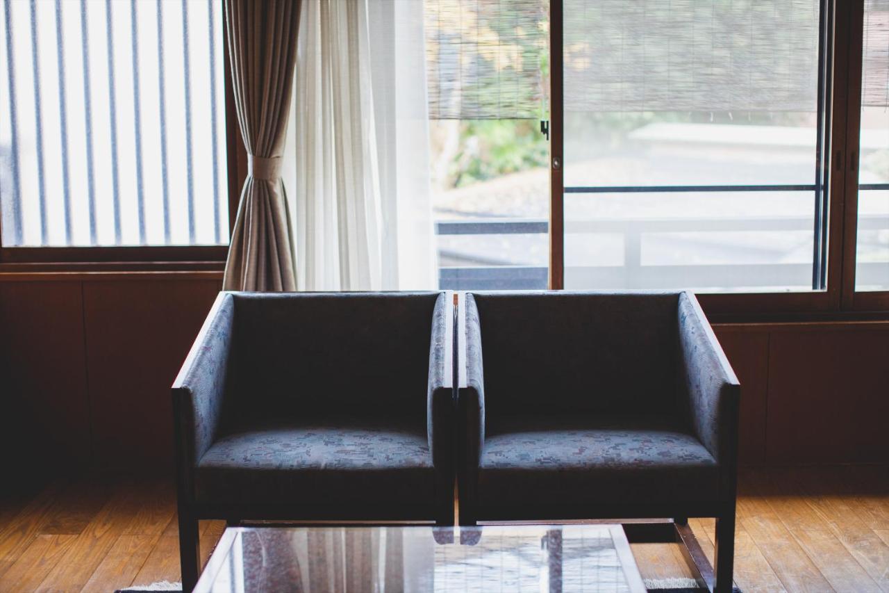 Arima Onsen Tocen Goshobo Hotell Kobe Exteriör bild A pair of armchairs
