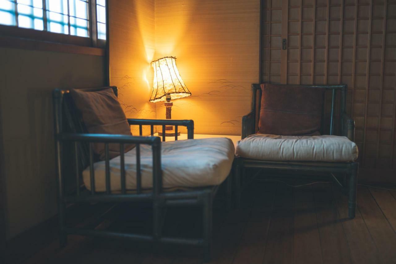Arima Onsen Tocen Goshobo Hotell Kobe Exteriör bild A traditional Japanese room with a lamp